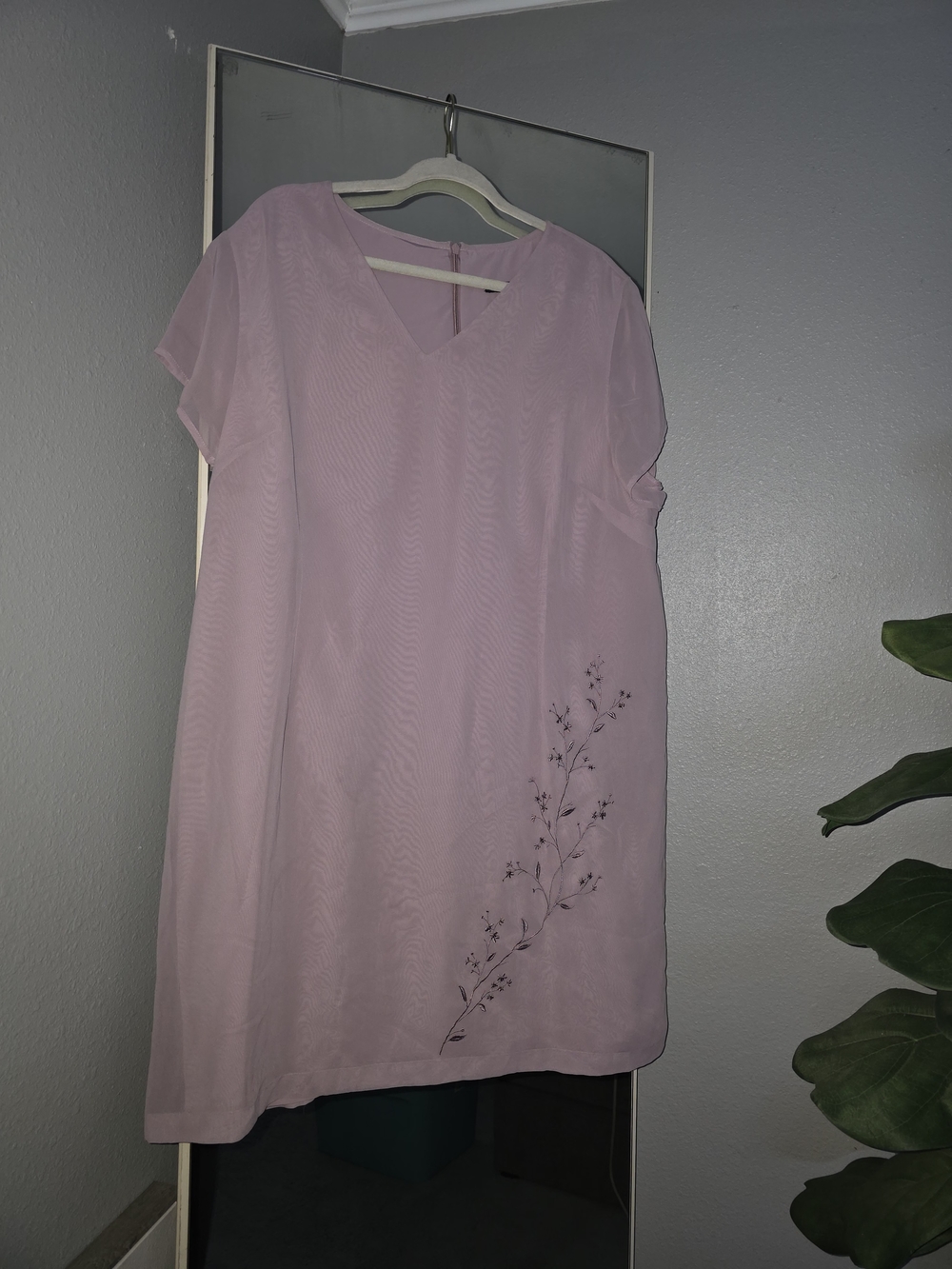 Elegant Lavender V-Neck Women’s Tunic Top with Floral Embroidery